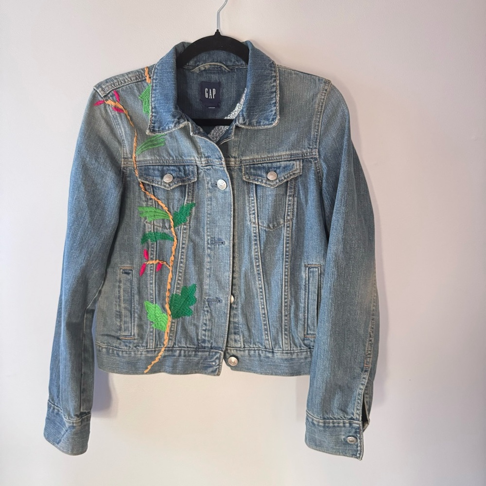 Vintage GAP Women's Light Blue Embroidered Denim Jacket perfect condition.